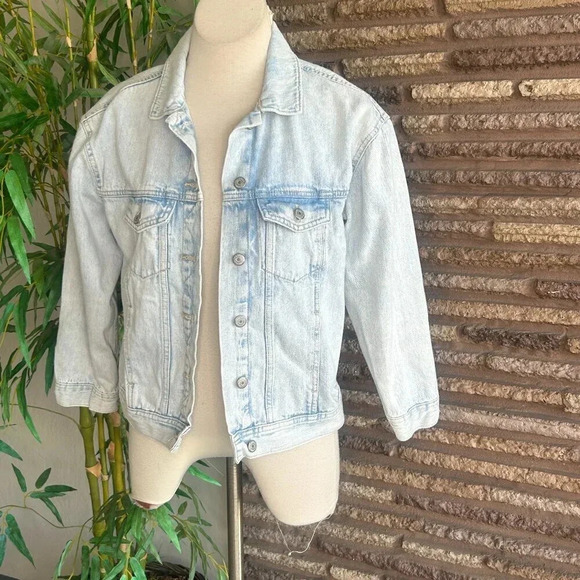 Old Navy Light Wash Denim Boyfriend Trucker Jacket Size XS Petite - Picture 1 of 7